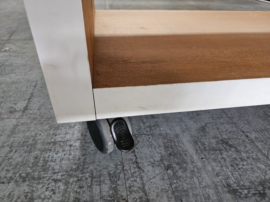 Móvel de bar, com rodas. Madeira maciça e ótimo estado.