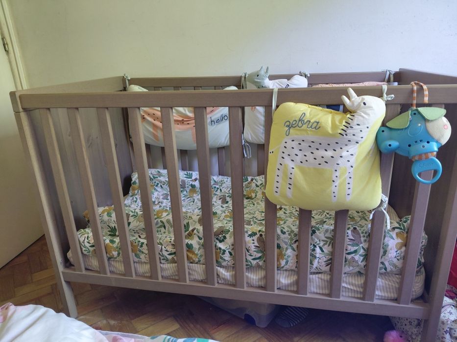 Berço com colchão e roupa de cama