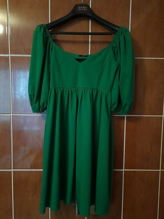 Гарненька сукня-міді