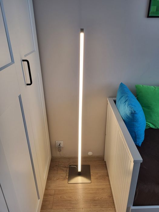 Lampa stojąca podłogowa led z zaciemnianiem