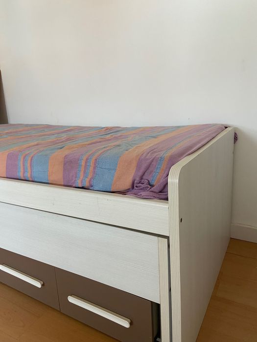 Cama dupla com gavetas de arrumação