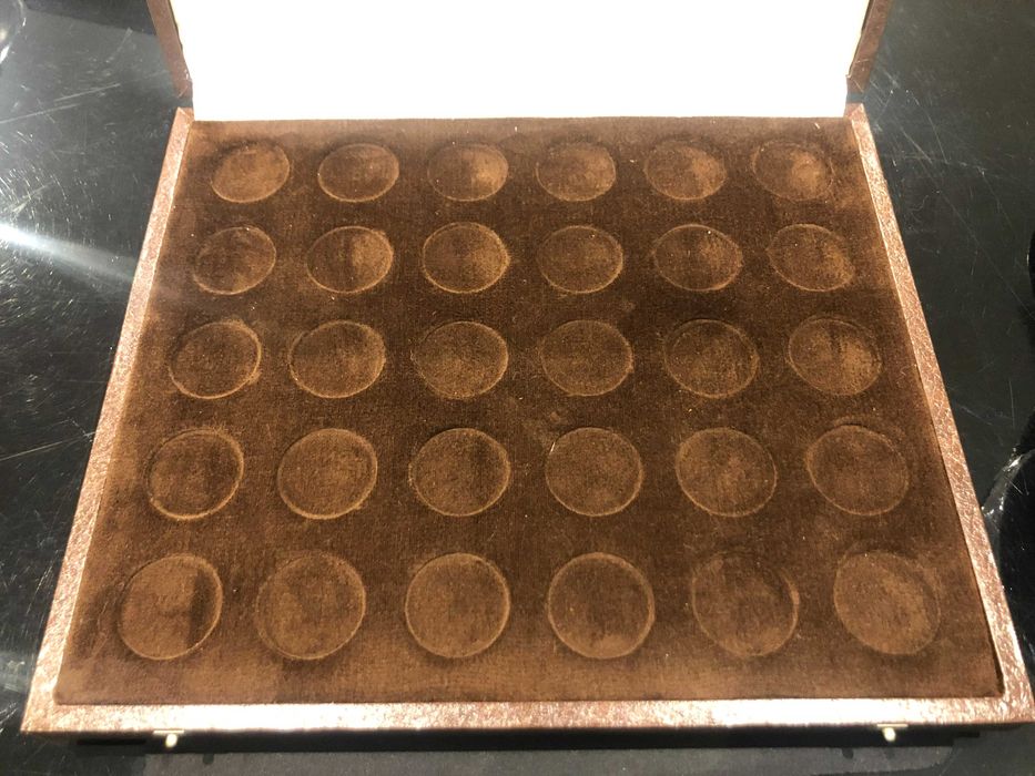 Material Apoio - Estojo veludo 30 Moedas em cápsulas parte fora Napa
