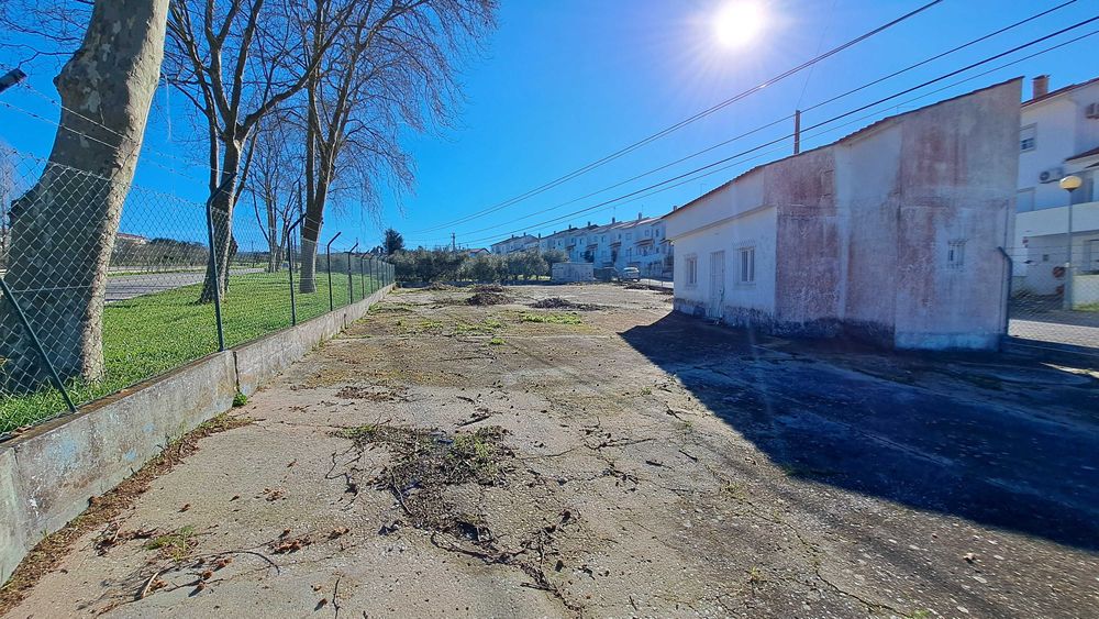 Terreno Urbano com Habitação T1 e Projeto de Ampliação.