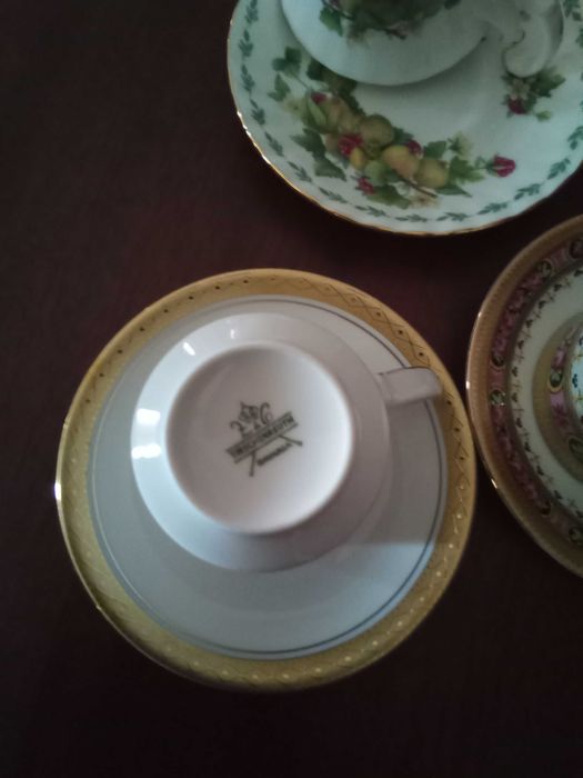 Chávenas diversas em porcelana