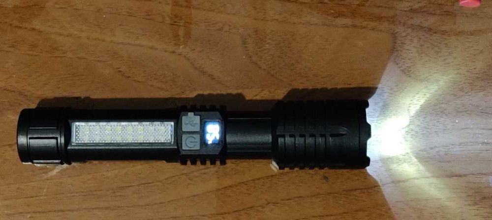 Lanterna a bateria com zoom e luz emergência