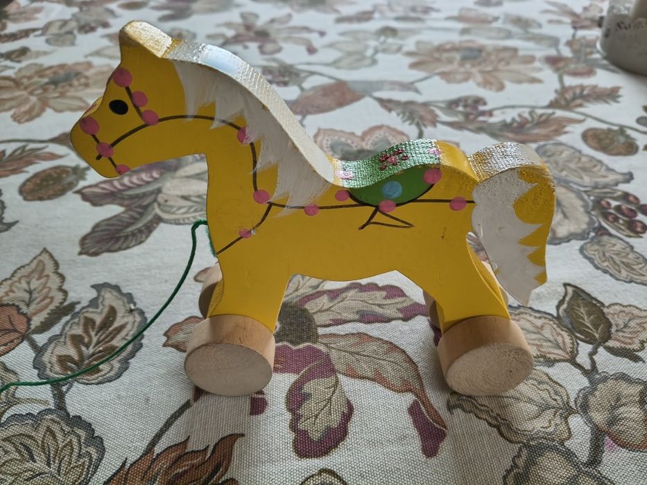 Drewniany konik na sznurku
