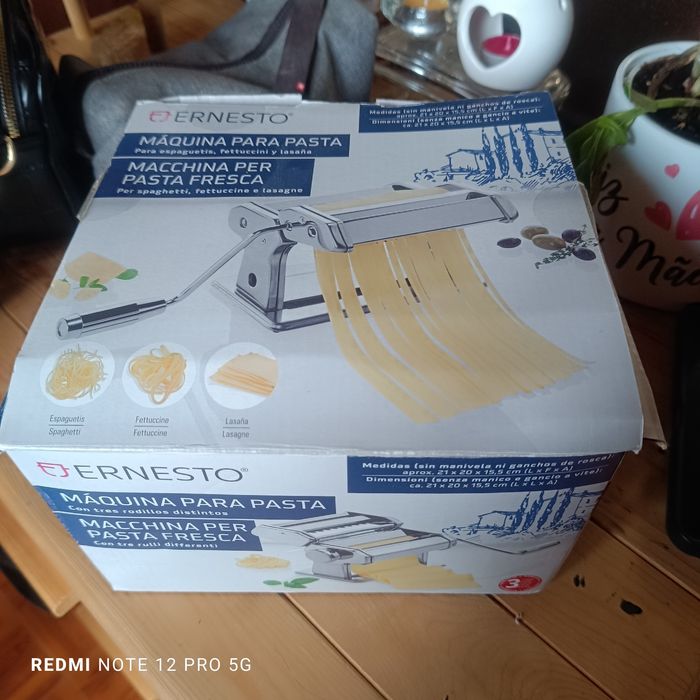 Vende se máquina de fazer massa