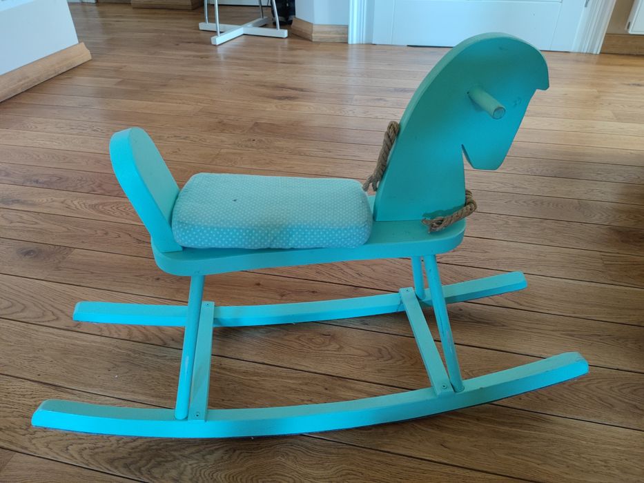 Konik na biegunach drewniany