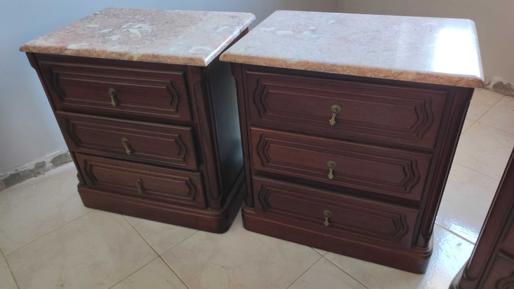 Conjunto de Quarto Clássico com Tampos em Mármore (3 peças)