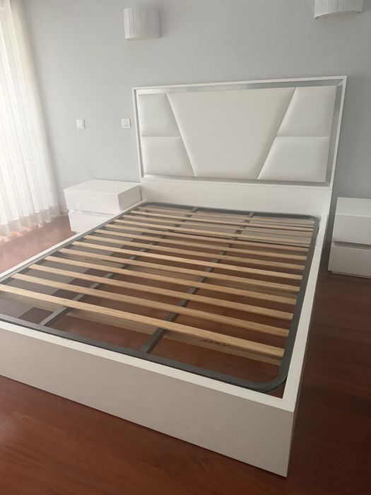 Cama com estrado e mesinhas de cabeceira