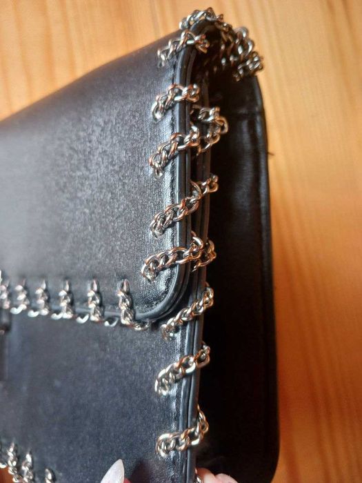 Чорна сумочка на плече з цепочкою