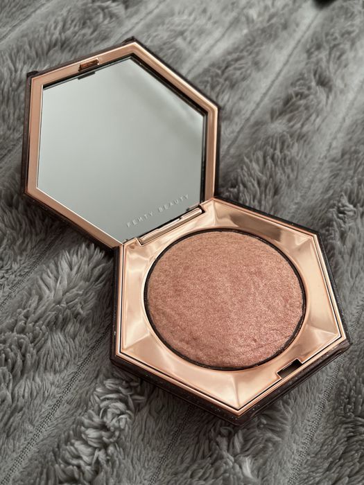 Rozświetlacz Rose FentyBeauty