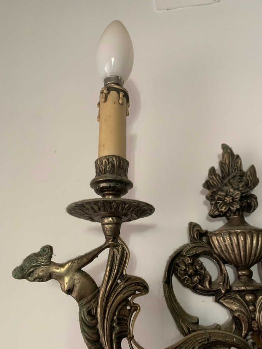 Par de Apliques de Parede Antigos em Bronze Trabalhado (1 e 2 Lumes)