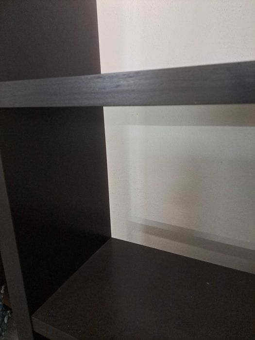 Estante em mdf, em cor preta.