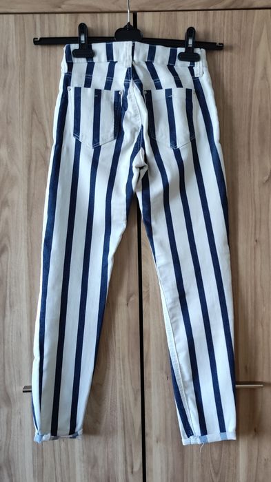 Spodnie XXS 32 Bershka dżinsy do kostek rurki białe paski