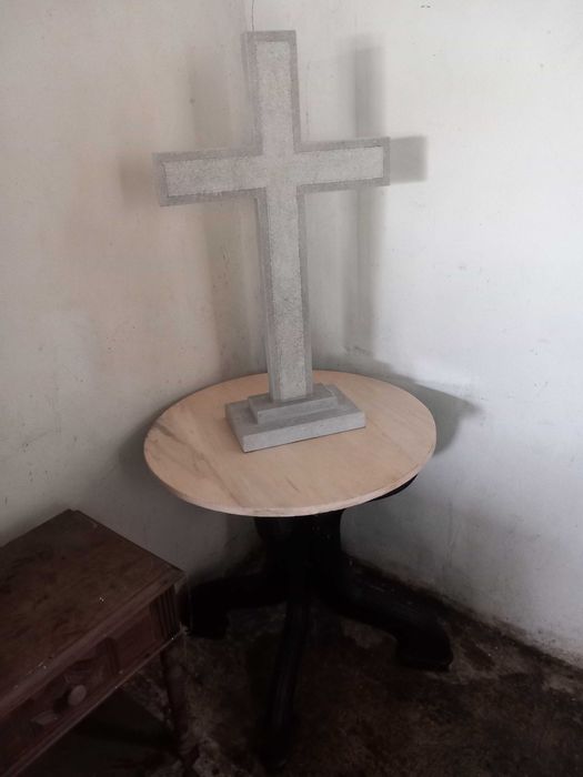 Cruz de pedra, bujadarda dos dois lados, feita a mão
