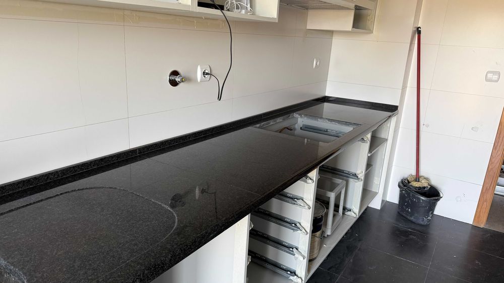 Bancada granito preto 4,5 m c/ lava-loiça inox e misturadora Parque das ...