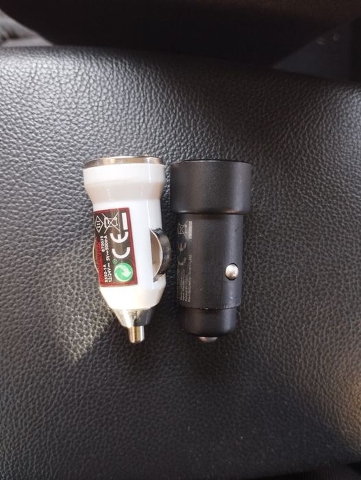 Автомобільний зарядний пристрій