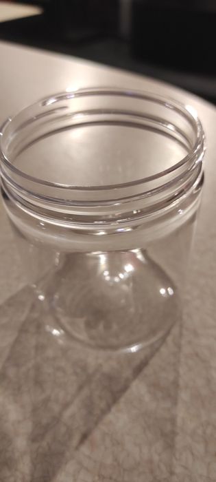 Продам банку с крышкой пластиковую 500мл.