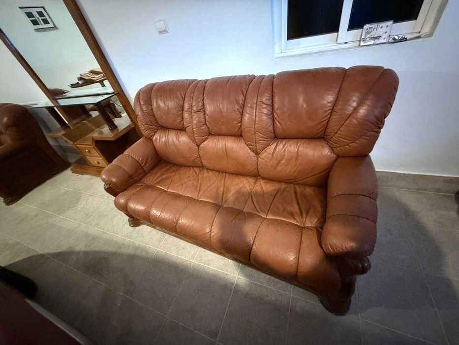 Sofás em pele em bom estado de conservação