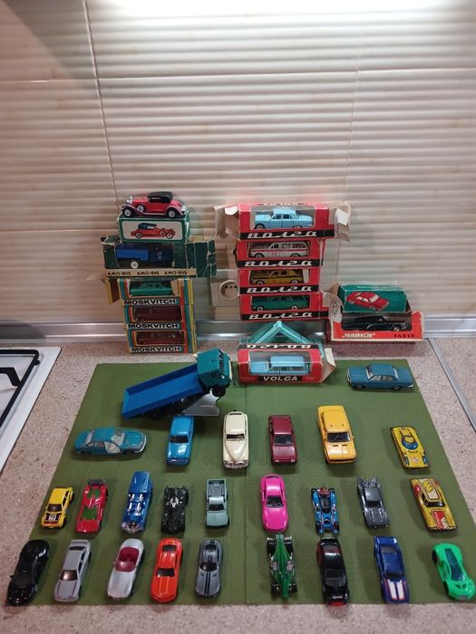 Модельки машинок.