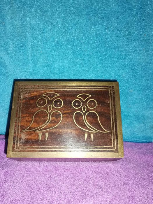 Caixa de madeira com aplicações em metal