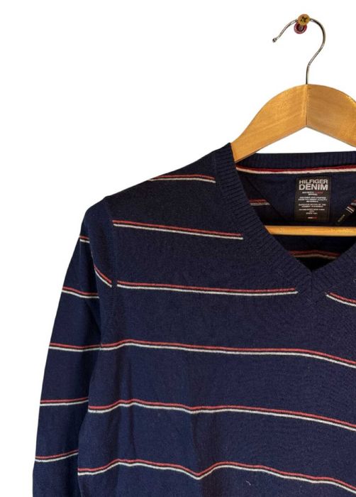 Sweter w serek Tommy Hilfiger granatowy paski logo m