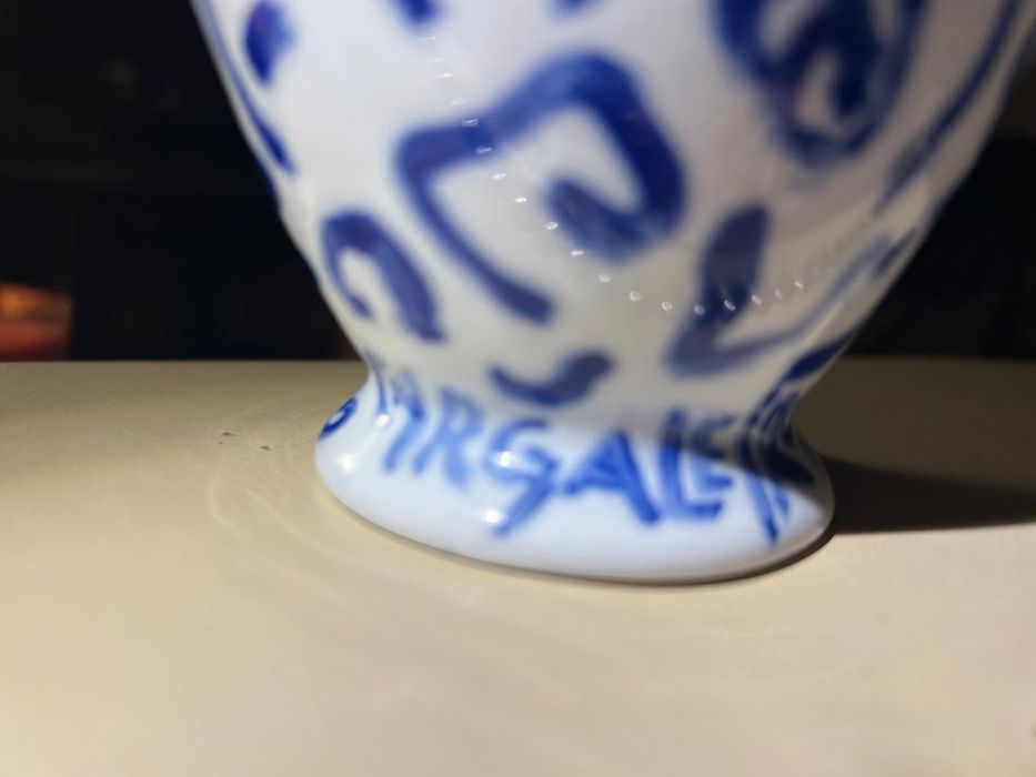 Peça de Manuel Cargaleiro - Jarrão azul e branco.