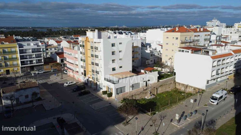 T2 em Monte Gordo, em edifício na 2ª linha com piscina