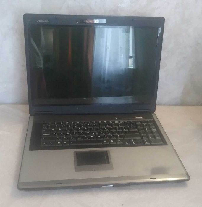 Ноутбук Asus з пультом .