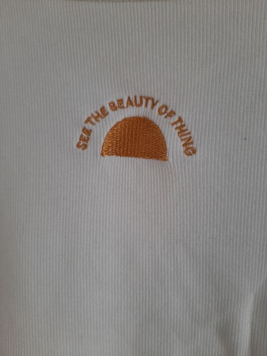 Crop top koszulka damska biała z haftem Sinsay