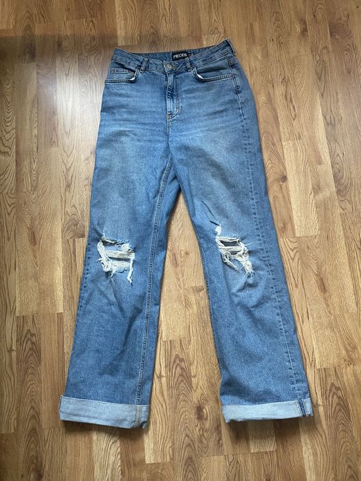 Spodnie damskie jeans firmy Pieces z dziurami