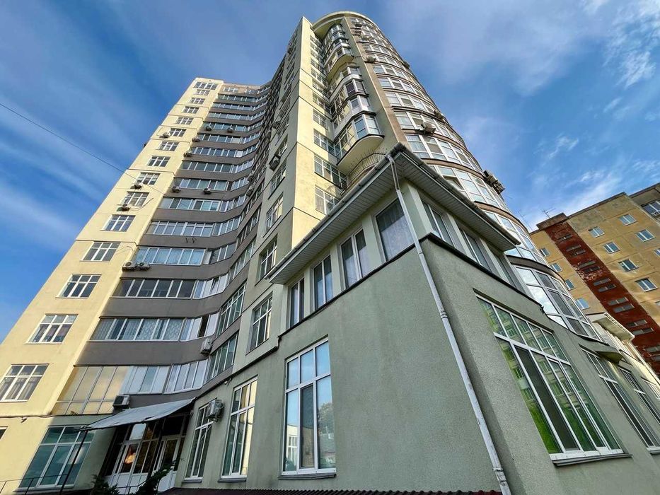 ПРОДАЖ великої квартири, розділеної на дві оремі по вул. Т. Кореня, 9