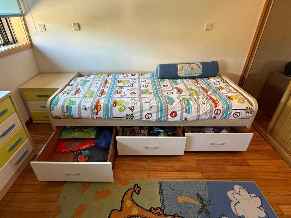 Quarto de criança completo – cama + cómoda + mesa de cabeceira
