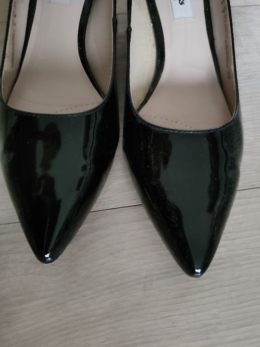 Czarne lakierowane czółenka Clarks