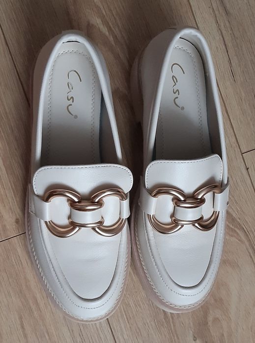 Mokasyny beżowe  na platformie złota ozdoba NOWE