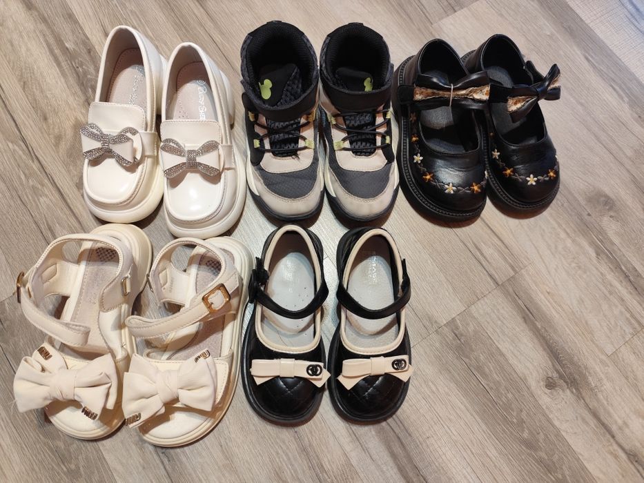Дитяче взуття для дівчинки в чудовому стані.