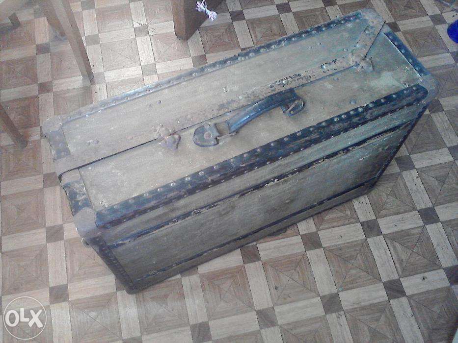 Чемодан старинный