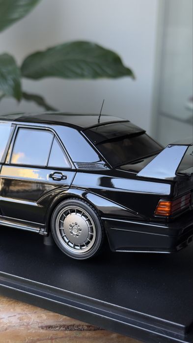 Mercedes-Benz 190 EVO II (W201) – Miniatura 1:18 Solido