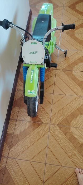 Vendo moto cross a bateria para criança a funcionar