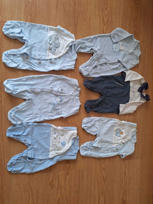 Roupa 0-1 mês menino + brinquedos