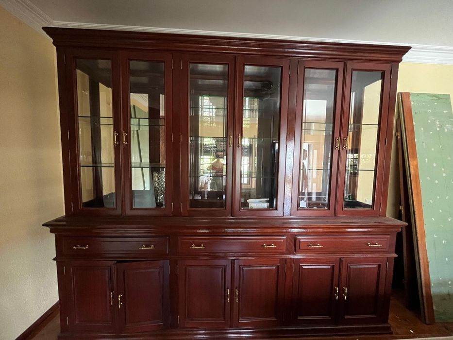 Armário com vidro e prateleiras