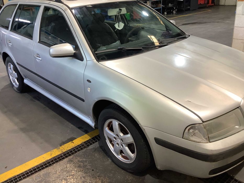 Skoda Octavia Combi 1.6i - 2002 - Para peças