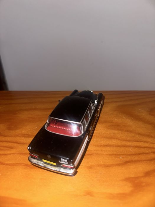 Miniatura mercedes 200D