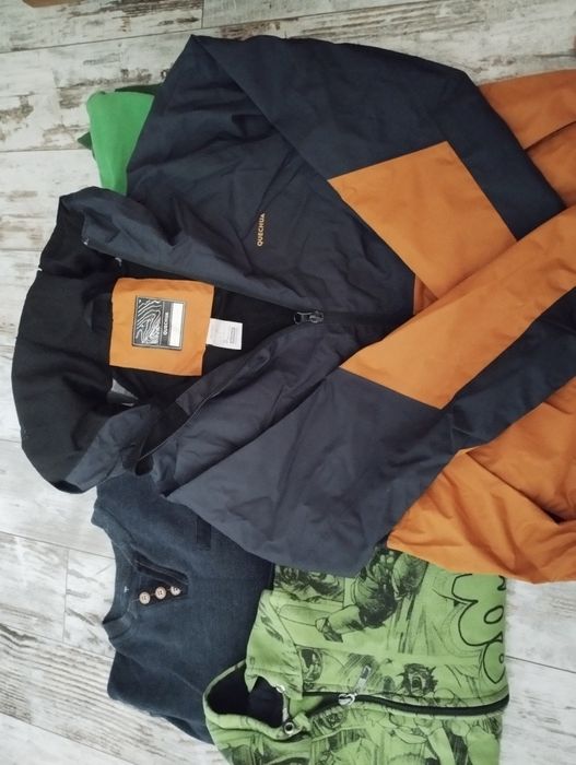 Paka dla chłopaka, zestaw 4 x bluza H&M 134/140, 1 x kurtka przeciwdeszczowa Quechua