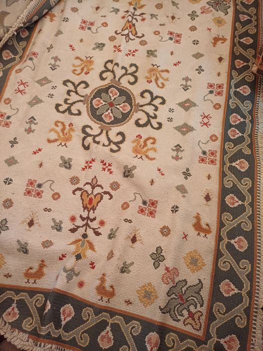 Tapete de Arraiolos Tradicional bordado à mão (1,98m x 1,37m)
