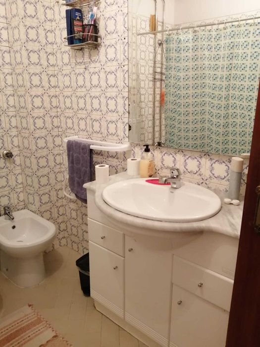 Quarto disponível para menina estudante, em apartamento T4, na urbanização Mantinhas (próximo da UTAD) Vila-Real.