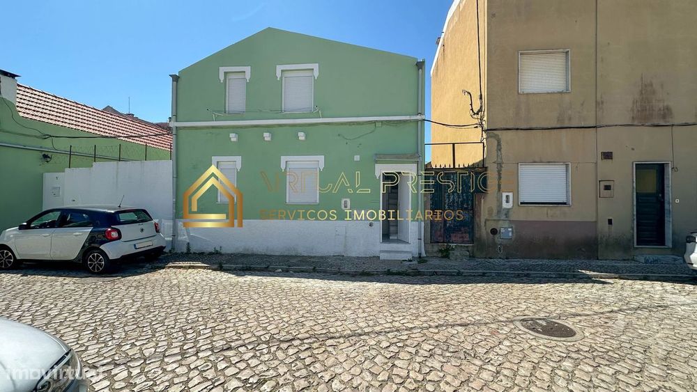 Moradia T3 remodelada no centro da Trafaria