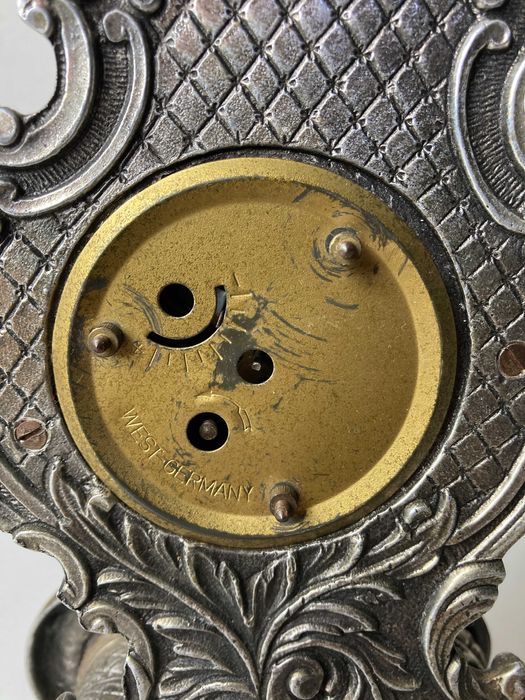 Relógio em estanho de corda manual antigo Alemão - necessita restauro