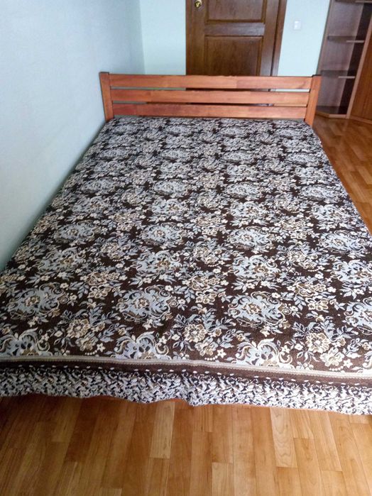 Продам кровать 200 на 140 с матрацом,почти новая,спали пару раз